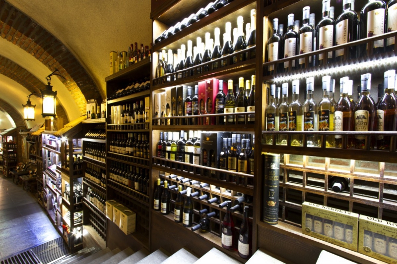 ecommerce-CONSEGUDES-min_world_street_travel_shop_canon_georgia_wine_bottles-429767